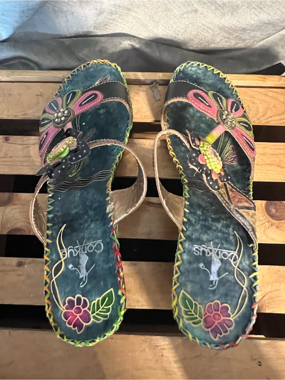 Corkys Women s Teal Floral Slide Heeled Leather Sandals. Size 11 - Picture 6 of 9